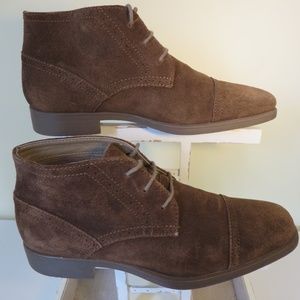 Like new brown Calvin Klein sued chukka lace boot